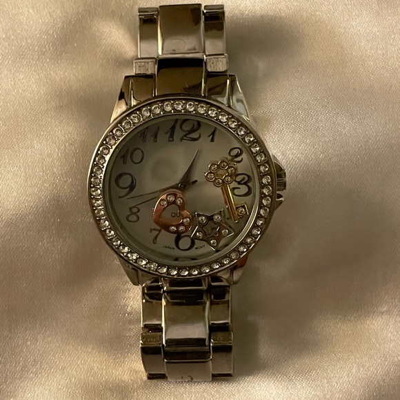 VGC Vintage AVON Floating Charms Silver tone Wristwatch. - Picture 5 of 16